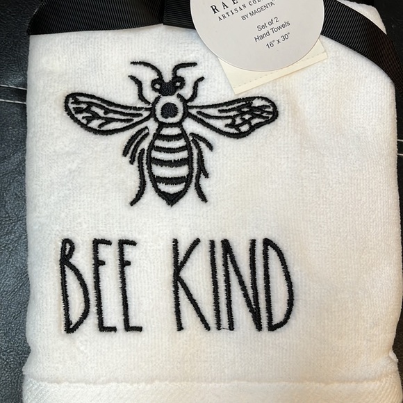 🐝 HOST PICK 🐝 Rae Dunn Bee Kind Hand Towels 🐝 - Picture 2 of 5